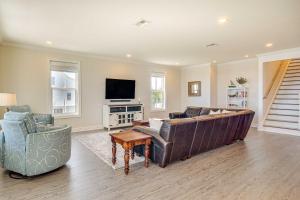 Walk to Beach Oceanfront Home with Outdoor Kitchen