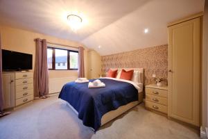 M1, M62, Free Parking, WiFi, 8 beds, Separate office