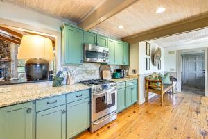 3 Mi to Crossroads Mtn-View Cottage in Cashiers