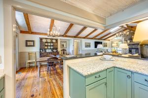 3 Mi to Crossroads Mtn-View Cottage in Cashiers