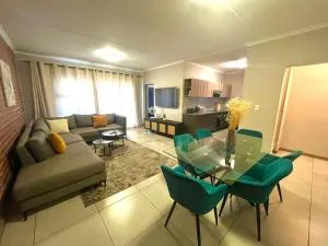 16 Elizabeth Place - Beautiful and spacious self catering 3 bedroom unit next to Kyalami Racetrack with free WiFi - swimming pool gym and restaurant - Perfect for a big family in Midrand Waterfall - Kyalami