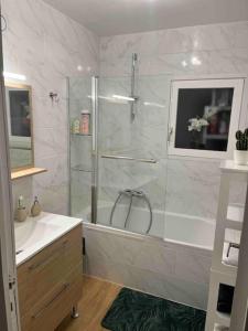 Appartements Magnifique appartement surequipe-balcon-vu-parking : photos des chambres
