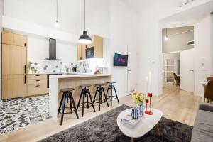 Walk to Opera & Basilica - Live Like a Local