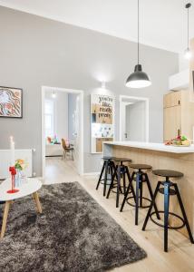 Walk to Opera House - 3BR Live in Budapest Designer Apt