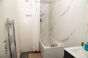 Room 5 Double bed in Kings Cross