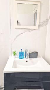 Room 5 Double bed in Kings Cross