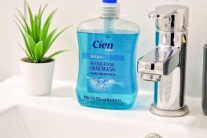 Room 5 Double bed in Kings Cross