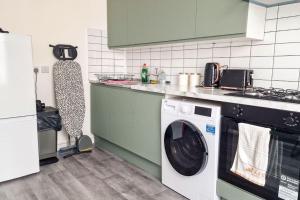 Room 5 Double bed in Kings Cross