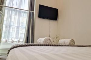 Room 5 Double bed in Kings Cross