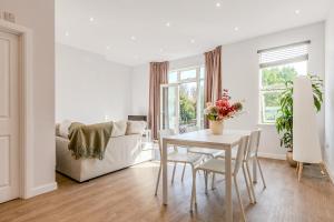 Bright 3BR duplex flat with a terrace in Clapham