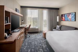 King Room with Sofa Bed room in Courtyard by Marriott Philadelphia South at The Navy Yard