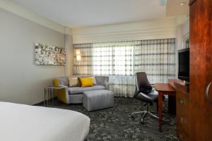 King Room with Sofa Bed room in Courtyard by Marriott Houston Galleria