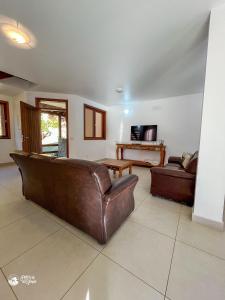 Linda casa com varanda gourmet em condomÃnio