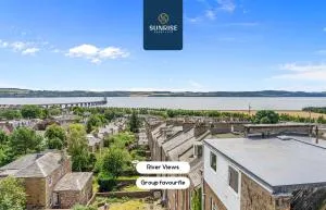 DUPLEX APARTMENT, Rate Match GAURANTEE, 5 Bed Rooms, Amazing Views, Fully Equipped, Free Parking, WiFi, FAVOURITE for Groups & Businesses, PRICE MATCH GAURANTEE, Food, Bars, Shops, Library, River Views, Long Stay Rates Available by SUNRISE SHORT LETS - Wormit
