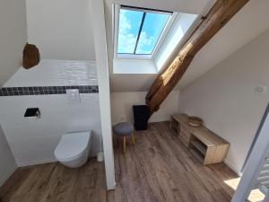 B&B / Chambres d'hotes Chambre PMR tout confort avec terrasse en bord de canal, animaux acceptes, proche centre-ville de Briare - FR-1-590-368 : photos des chambres