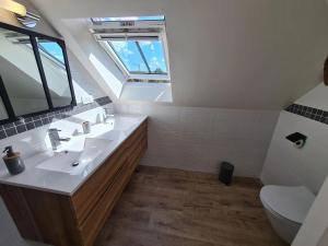 B&B / Chambres d'hotes Gite Grand Capacite avec Parking et Animaux Admis - FR-1-590-370 : photos des chambres