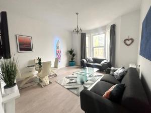The City Surf Apartment - By Coastline Retreats - FREE PARKING INCLUDED - Sleeps 5 - City Centre