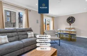 L2 - Stunning 4 Bed House with 6 Beds and 3 bathrooms, TVs in each room, Free Parking, Fully Equipped, Local Amenities, Easy Ring Road Access, Special Rates and PRICE MATCH GAURANTEE Ask Sunrise Short Lets - 弗福尔