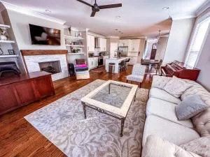 7 Min from Broadway! 3 Bed 2.5 Bath (Sleeps 10+) - Richland