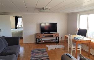 Amazing Home In Hamburgsund With 4 Bedrooms