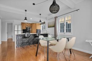 Cedar Street Lodge 5BRMS 3BTHS 2 homes in 1