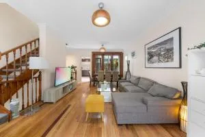 Ideally located 3 BR with Parking & Central & Darling Harbour-10 mins walk - Glebe