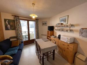 Confortable T2 avec balcon au cœur de la station, proche pistes et commerces - FR-1-787-80