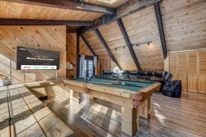 Moose Tracks Cabin - Hot Tub BBQ Billiards Groups