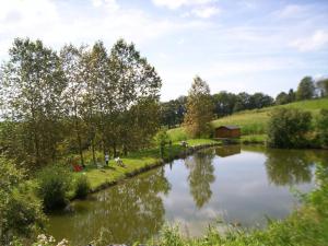 Maisons de vacances Gite 4 chambres avec jardin, animaux acceptes, terrasse et abri voiture - FR-1-496-17 : Maison de Vacances (8 Adultes)