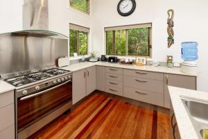 Guest Suite with Fireplace & Pond, close to Noosa & Eumundi