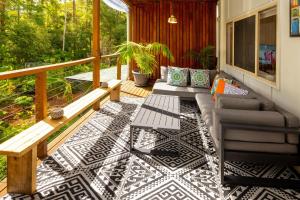Guest Suite with Fireplace & Pond, close to Noosa & Eumundi