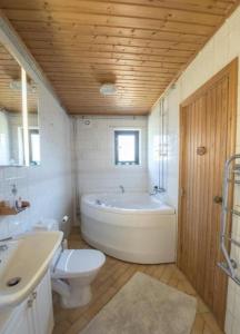 Nice Home In Loftahammar With 4 Bedrooms, Sauna And Wifi