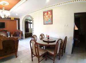 Villa kota bunga puncak bogor ada AC, karoke , water heater, wifi