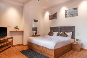 The Wispring Pine Kasauli 7o1827o7o3