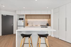 Stylish & Vibrant Apt In Best Location w Gym, Pool