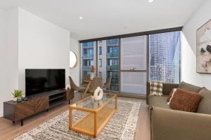 Stylish & Vibrant Apt In Best Location w Gym, Pool