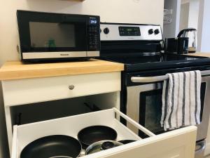 Cozy 1-Bedroom Condo with Parking