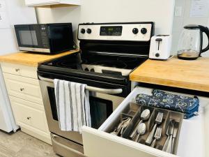 Cozy 1 Bedroom Condo with Parking