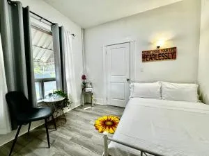 Seattle Home with 2 bedrooms a King bed Queen bed and an Extra Sofa Bed Located 10 minutes from SeaTac Airport and 20 minutes from Downtown - Glendale