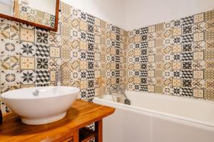 Appartements Chambre atypique dans cafe healthy : photos des chambres