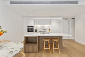 Sea View 2BR w Best Rooftop Pool in Melb!