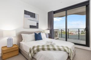 Sea View 2BR w Best Rooftop Pool in Melb!