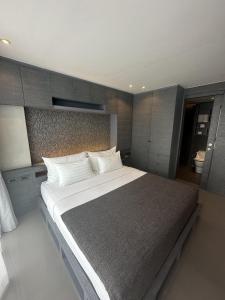 1BDR King size bed 3 Restaurants 500m to beach