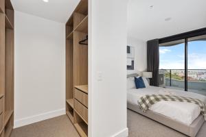 Sea View 2BR w Best Rooftop Pool in Melb!