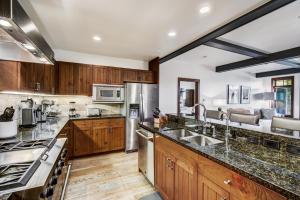 Remodeled 3BR Condo in Bachelor Gulch - Ski in out condo