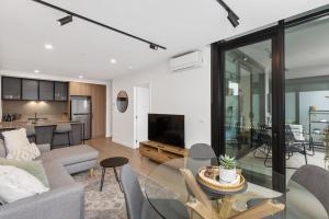 Bright and Modern 1BR Apt with Balcony and Car Park