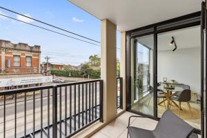 Bright and Modern 1BR Apt with Balcony and Car Park