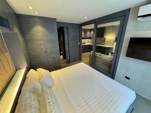 1BDR 2 Pools on the roof 500m to beach 3 Bars