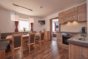 One-Bedroom Apartment with Balcony room in Pension Gabi
