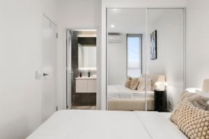 Stylish and Modern 2BR w King Bed, Study and Car Park